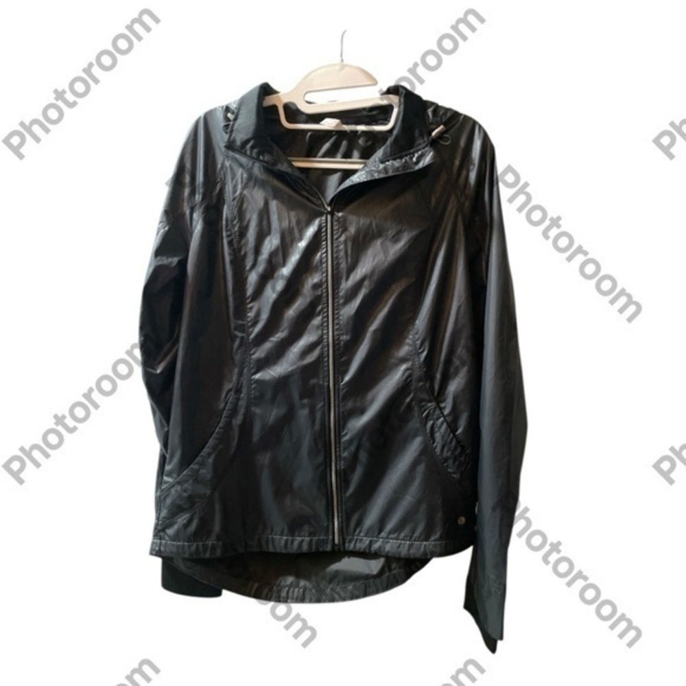 Black Ski Jacket with Water-Resistant Fabric and Relaxed Fit